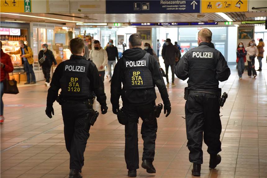 Mann bewirft Ex-Freundin am Bahnhof mit Suppe und Bierflasche Die Bundespolizei muss nach einem Beziehungsstreit am Dortmunder Hauptbahnhof ermitteln. Symbolfoto.