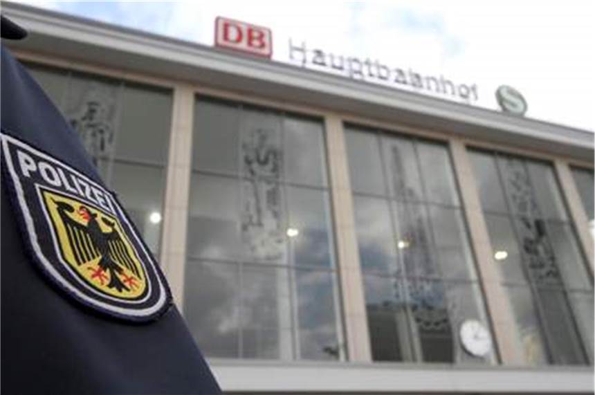 Die Bundespolizei stellte am frühen Mittwochmorgen (01.12.) einen Dortmunder, der alkoholisiert mit einer Spitzzange versuchte Geld zu erpressen.