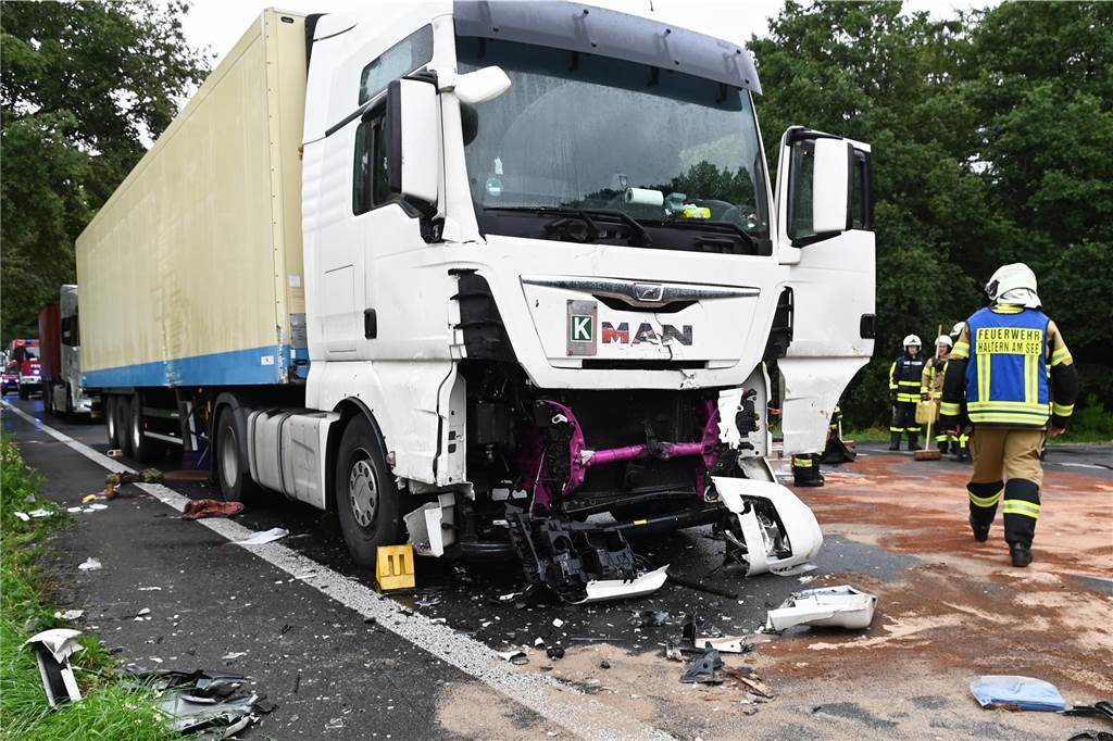 Unfall mit Jeep und Lkw: Noch immer keine Spur vom dritten Fahrzeug Die Bundesstraße 58 in Haltern musste nach dem Unfall mehrere Stunden gesperrt werden.
