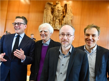 Die Bundestagsabgeordneten von Bündnis 90/Die Grünen, Konstantin von Notz (l-r), Hans-Christian Ströbele, Matthias Gastel und Gerhard Schick im Verhandlungssaal des Bundesverfassungsgerichts. Foto: Uwe Anspach