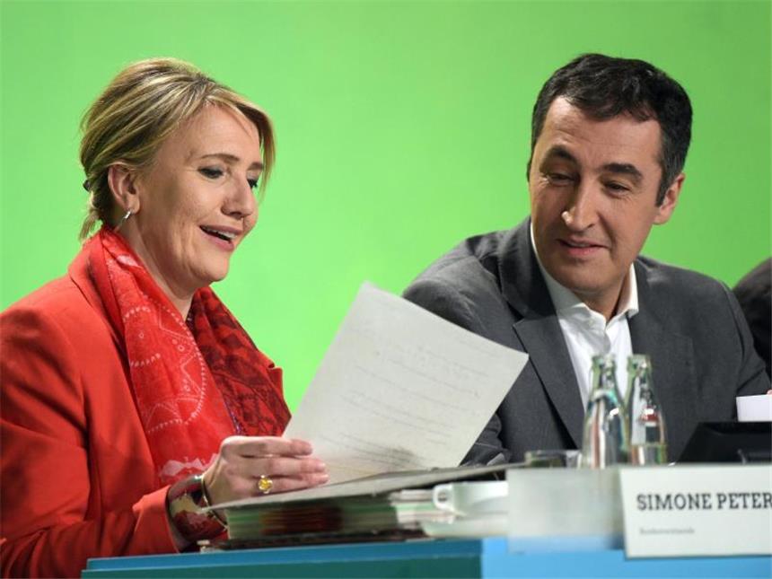 Peter und Özdemir als Grünen-Parteichefs wiedergewählt Die Bundesvorsitzenden der Grünen, Simone Peter und Cem Özdemir, stellen sich zur Wiederwahl. Foto: Rainer Jensen