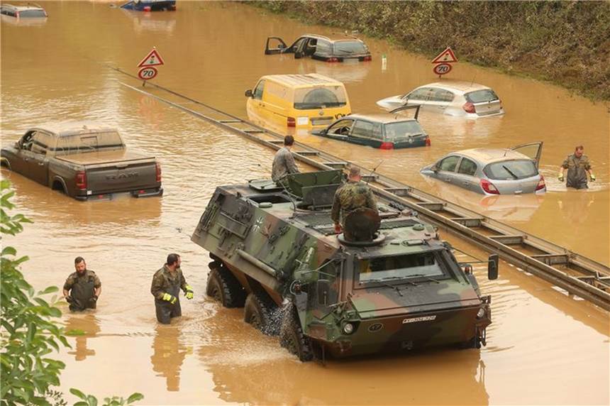 Bundeswehr beginnt mit Bergung von versunkenen Fahrzeugen Die Bundeswehr untersucht in Erftstadt in NRW Fahrzeuge, die auf einer Bundesstraße von den Wassermassen überrascht worden waren - befürchtet wird, dass in den Autos und Lkw Tote liegen könnten.
