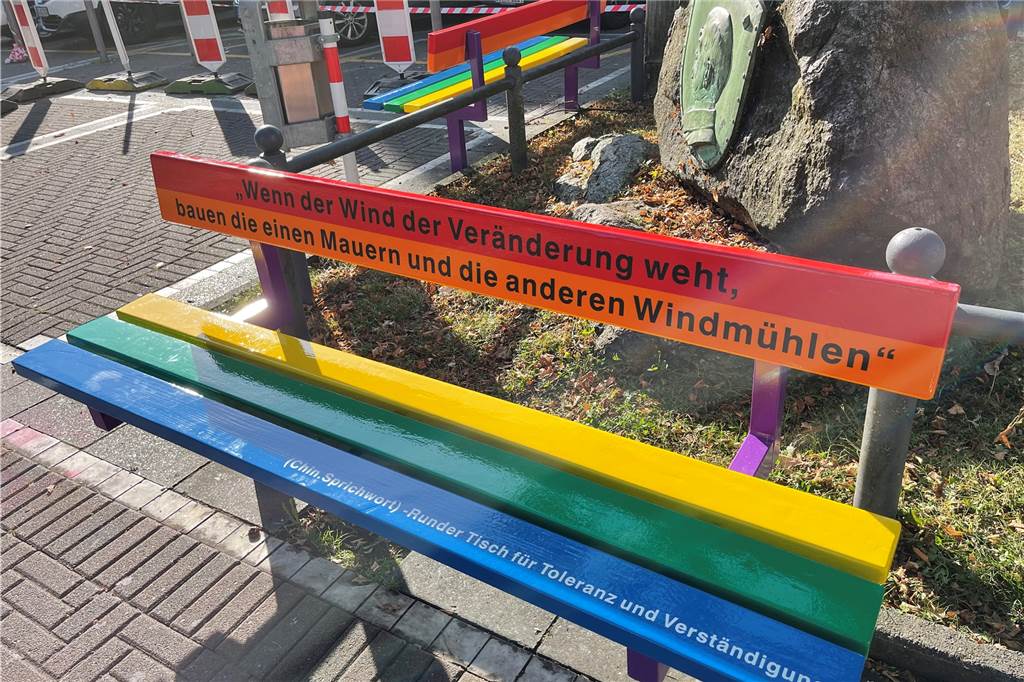 Dortmunds Neonazis müssen jetzt auf Anti-Rassismus-Bänken sitzen Die bunten Bänke sollen ein Symbol für eine offene Gesellschaft sein.