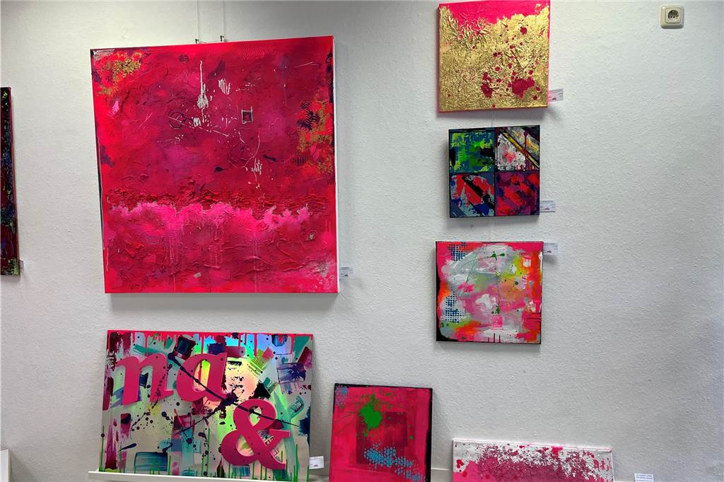 Kunst für jedermann – Galerie Türkis hat seit einem Jahr geöffnet Die bunten Kunstwerke von Stefanie Morgenthal hängen aktuell in der Galerie Türkis.