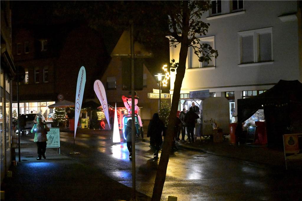Die bunten Farben und das helle Leuchten sorgten für eine adventliche Stimmung. 