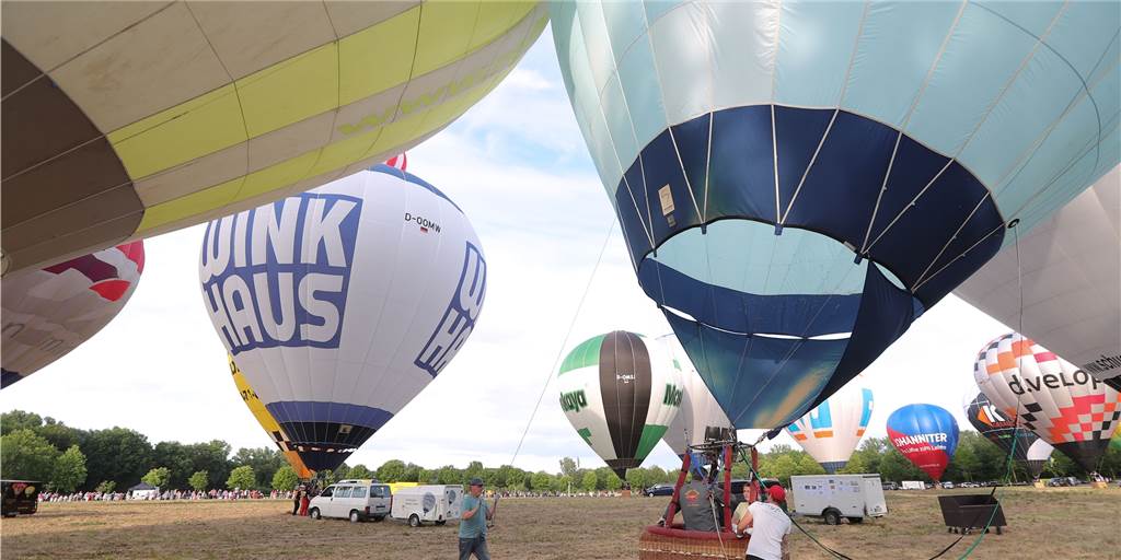 18 bunte Heißluftballone: Viele Fotos von der ersten Montgolfiade in Nordkirchen Die bunten Ballone sind in Nordkirchen gestartet und dann über das Münsterland hinweg gefahren.
