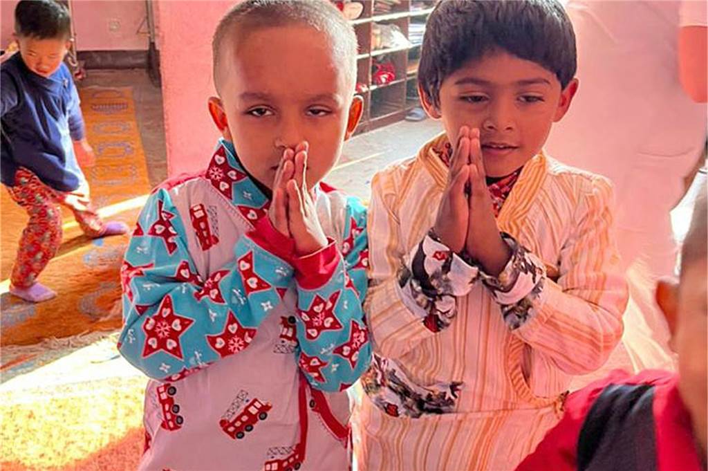 Hilfseinsatz in Nepal: Dr. Ursula Dorka greift noch mal zum Bohrer Die bunten Kittel, die Dr. Ursula Dorka vorher als Geschenk zu Hause genäht hatte, zogen die Kinder in Nepal sofort freudestrahlend an.