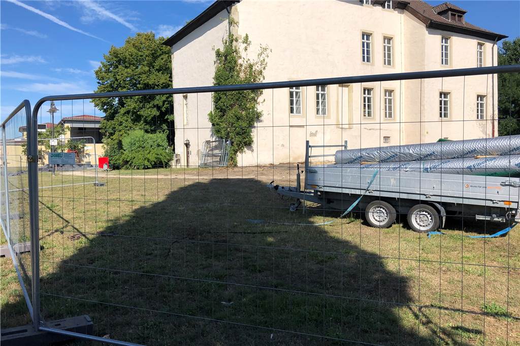 Die Burg Botzlar ist jetzt rundherum großräumig abgezäunt.
