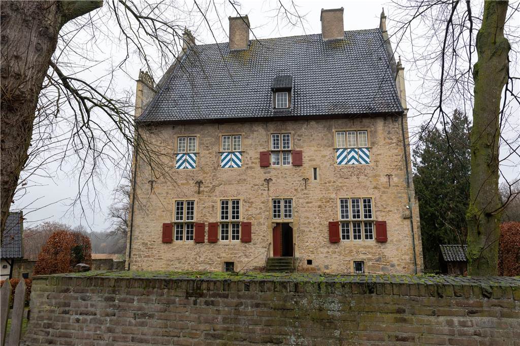 Die Burg Hohes Haus stammt aus dem Jahr 1344 ist bietet Brautpaaren so eine historische Hochzeitskulisse.
