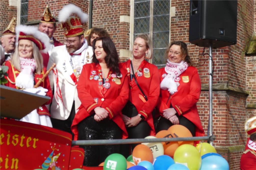 Die Burggeister haben die Regierungsgewalt über Ottenstein übernommen. Nachdem Prinz Till I. seine elf Gebote für die nächsten drei Tagen vorgetragen hatte, übergab die Ahauser Bürgermeisterin Karola Voß den Schlüssel unter dem Applaus vieler Besucher an Prinz Till I. und Prinzessin Anna I. Es folgten Ehrungen.