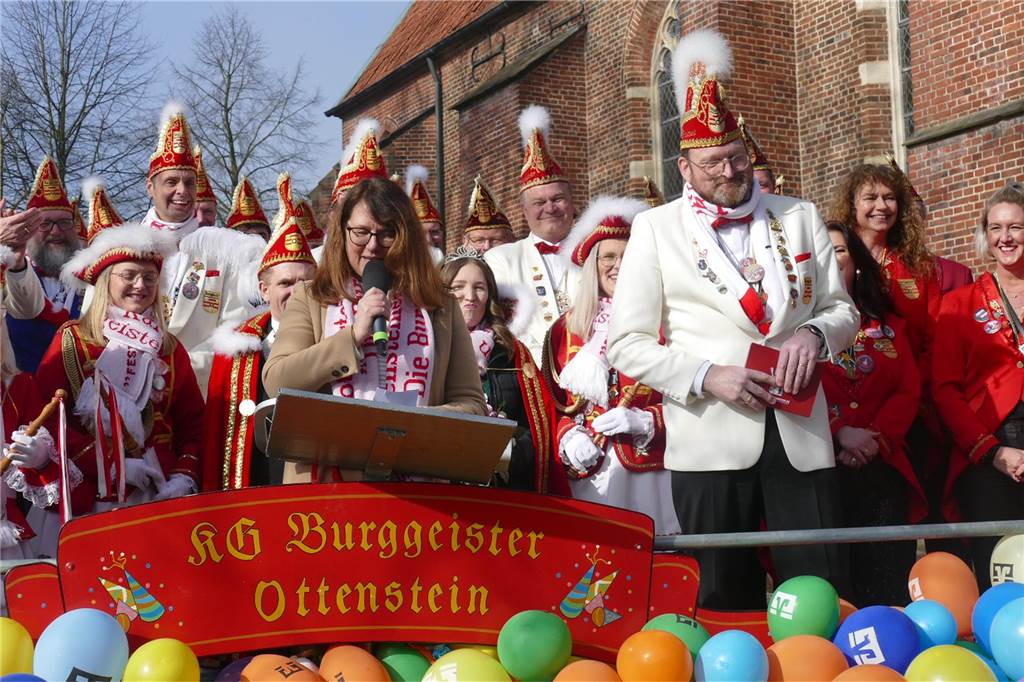 Die Burggeister haben die Regierungsgewalt über Ottenstein übernommen. Nachdem Prinz Till I. seine elf Gebote für die nächsten drei Tagen vorgetragen hatte, übergab die Ahauser Bürgermeisterin Karola Voß den Schlüssel unter dem Applaus vieler Besucher an Prinz Till I. und Prinzessin Anna I. Es folgten Ehrungen.