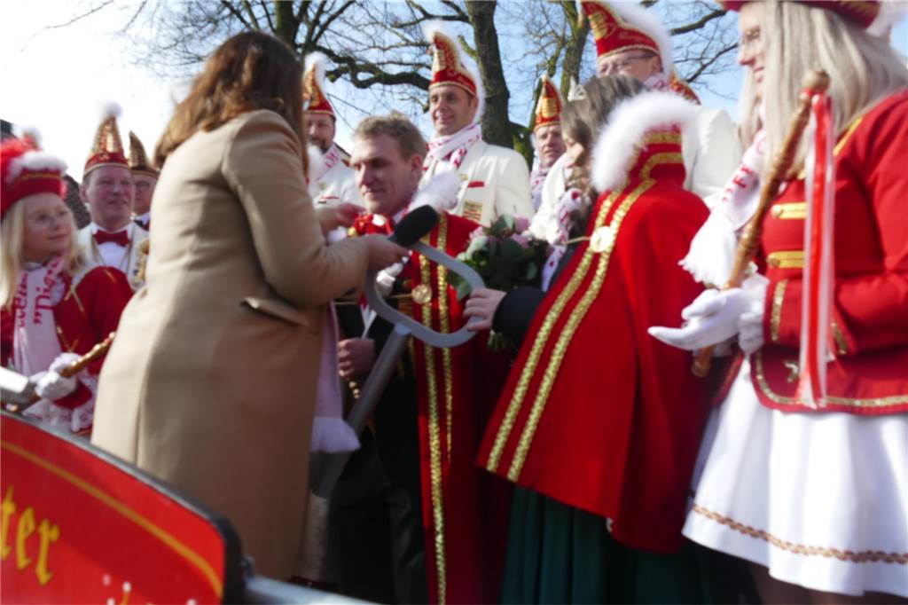 Die Burggeister haben die Regierungsgewalt über Ottenstein übernommen. Nachdem Prinz Till I. seine elf Gebote für die nächsten drei Tagen vorgetragen hatte, übergab die Ahauser Bürgermeisterin Karola Voß den Schlüssel unter dem Applaus vieler Besucher an Prinz Till I. und Prinzessin Anna I. Es folgten Ehrungen.
