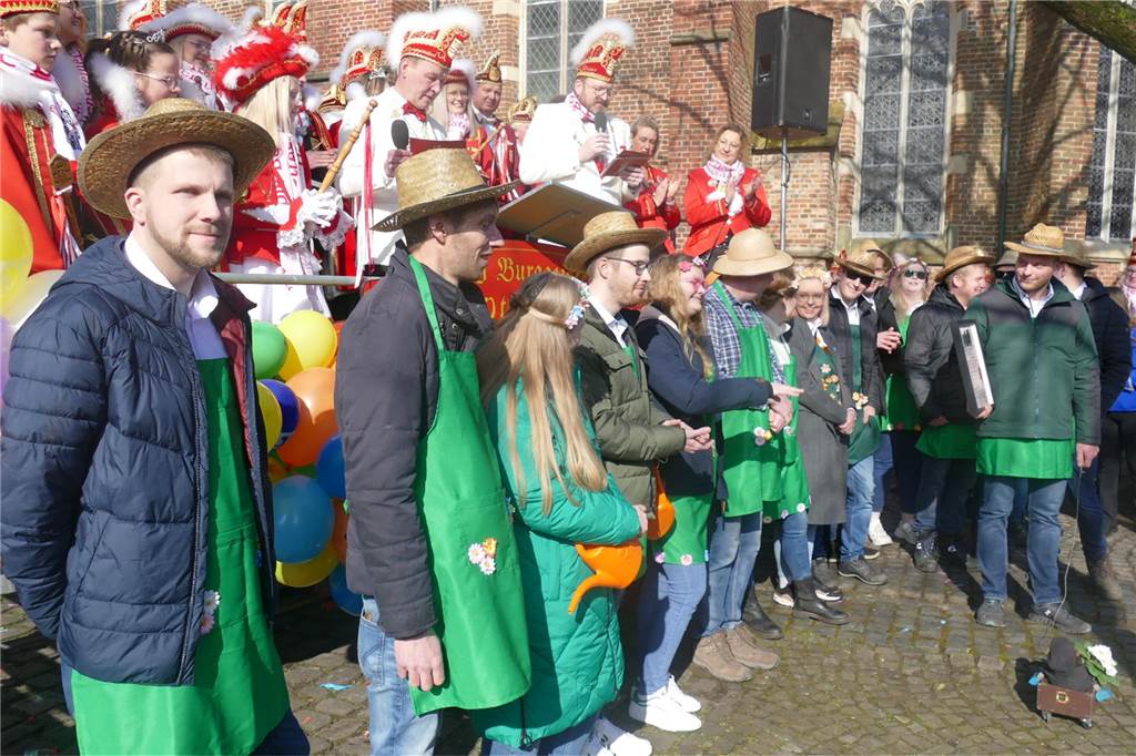 Die Burggeister haben die Regierungsgewalt über Ottenstein übernommen. Nachdem Prinz Till I. seine elf Gebote für die nächsten drei Tagen vorgetragen hatte, übergab die Ahauser Bürgermeisterin Karola Voß den Schlüssel unter dem Applaus vieler Besucher an Prinz Till I. und Prinzessin Anna I. Es folgten Ehrungen.