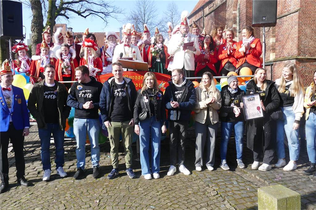 Die Burggeister haben die Regierungsgewalt über Ottenstein übernommen. Nachdem Prinz Till I. seine elf Gebote für die nächsten drei Tagen vorgetragen hatte, übergab die Ahauser Bürgermeisterin Karola Voß den Schlüssel unter dem Applaus vieler Besucher an Prinz Till I. und Prinzessin Anna I. Es folgten Ehrungen.