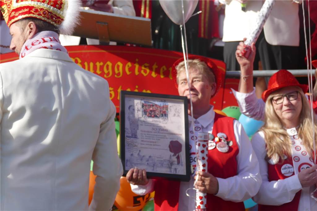 Die Burggeister haben die Regierungsgewalt über Ottenstein übernommen. Nachdem Prinz Till I. seine elf Gebote für die nächsten drei Tagen vorgetragen hatte, übergab die Ahauser Bürgermeisterin Karola Voß den Schlüssel unter dem Applaus vieler Besucher an Prinz Till I. und Prinzessin Anna I. Es folgten Ehrungen.