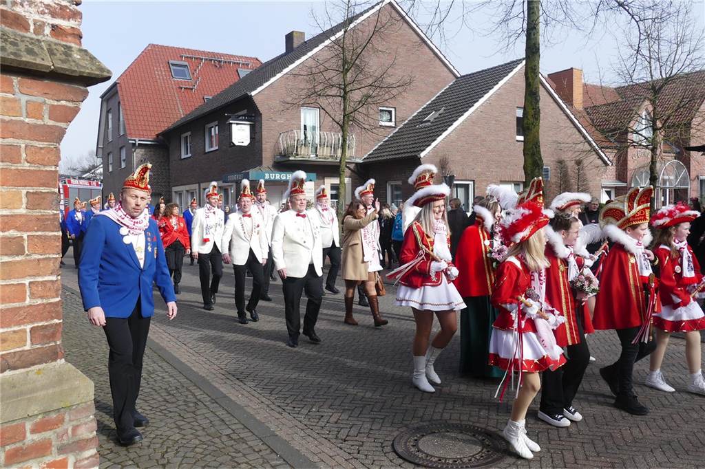 Die Burggeister haben die Regierungsgewalt über Ottenstein übernommen. Nachdem Prinz Till I. seine elf Gebote für die nächsten drei Tagen vorgetragen hatte, übergab die Ahauser Bürgermeisterin Karola Voß den Schlüssel unter dem Applaus vieler Besucher an Prinz Till I. und Prinzessin Anna I. Es folgten Ehrungen.
