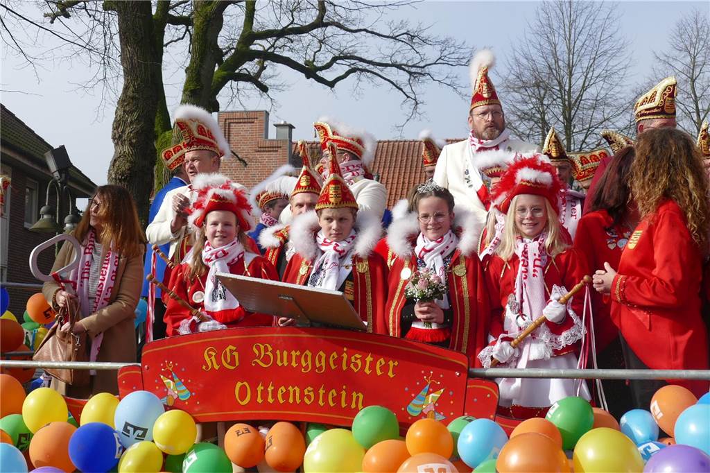 Die Burggeister haben die Regierungsgewalt über Ottenstein übernommen. Nachdem Prinz Till I. seine elf Gebote für die nächsten drei Tagen vorgetragen hatte, übergab die Ahauser Bürgermeisterin Karola Voß den Schlüssel unter dem Applaus vieler Besucher an Prinz Till I. und Prinzessin Anna I. Es folgten Ehrungen.