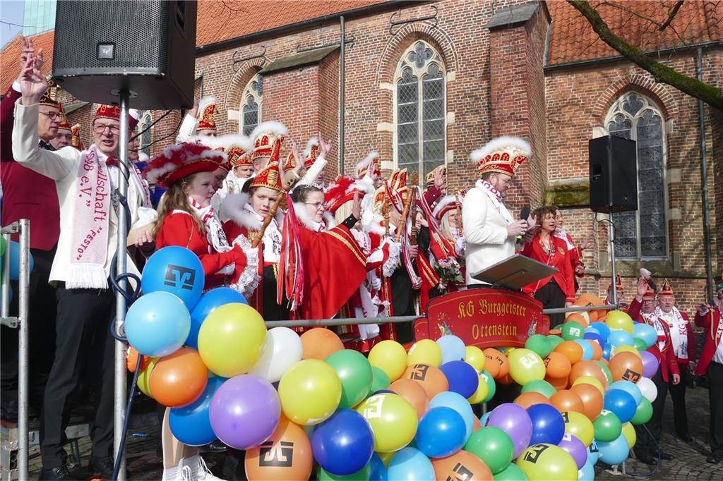 Die Burggeister haben die Regierungsgewalt über Ottenstein übernommen. Nachdem Prinz Till I. seine elf Gebote für die nächsten drei Tagen vorgetragen hatte, übergab die Ahauser Bürgermeisterin Karola Voß den Schlüssel unter dem Applaus vieler Besucher an Prinz Till I. und Prinzessin Anna I. Es folgten Ehrungen.