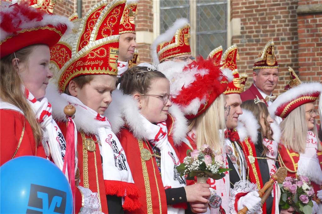 Die Burggeister haben die Regierungsgewalt über Ottenstein übernommen. Nachdem Prinz Till I. seine elf Gebote für die nächsten drei Tagen vorgetragen hatte, übergab die Ahauser Bürgermeisterin Karola Voß den Schlüssel unter dem Applaus vieler Besucher an Prinz Till I. und Prinzessin Anna I. Es folgten Ehrungen.
