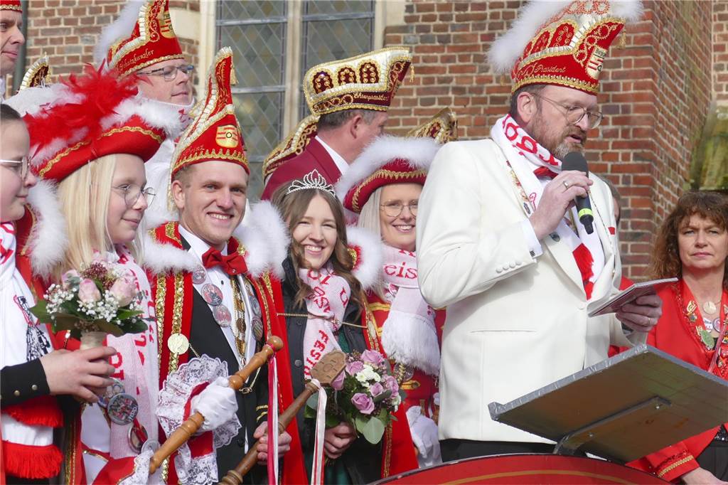 Die Burggeister haben die Regierungsgewalt über Ottenstein übernommen. Nachdem Prinz Till I. seine elf Gebote für die nächsten drei Tagen vorgetragen hatte, übergab die Ahauser Bürgermeisterin Karola Voß den Schlüssel unter dem Applaus vieler Besucher an Prinz Till I. und Prinzessin Anna I. Es folgten Ehrungen.