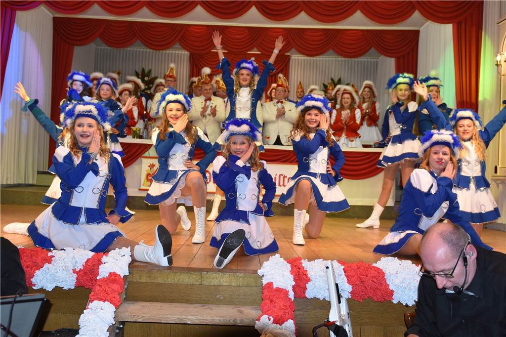 Burggeister lassen die Feste Ottenstein beim Büttabend kräftig wackeln Die Burgspatzen bekamen viel Applaus für ihren Auftritt.