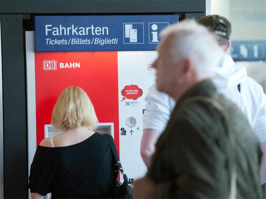 Die Bahn greift an - Fernverkehrspreise stabil Die Bus-Konkurrenz zeigt Wirkung: Die Bahn hält die Fahrpreise im Fernverkehr beim diesjährigen Fahrplanwechsel im Dezember weitgehend stabil. Foto: Maurizio Gambarini/Archiv
