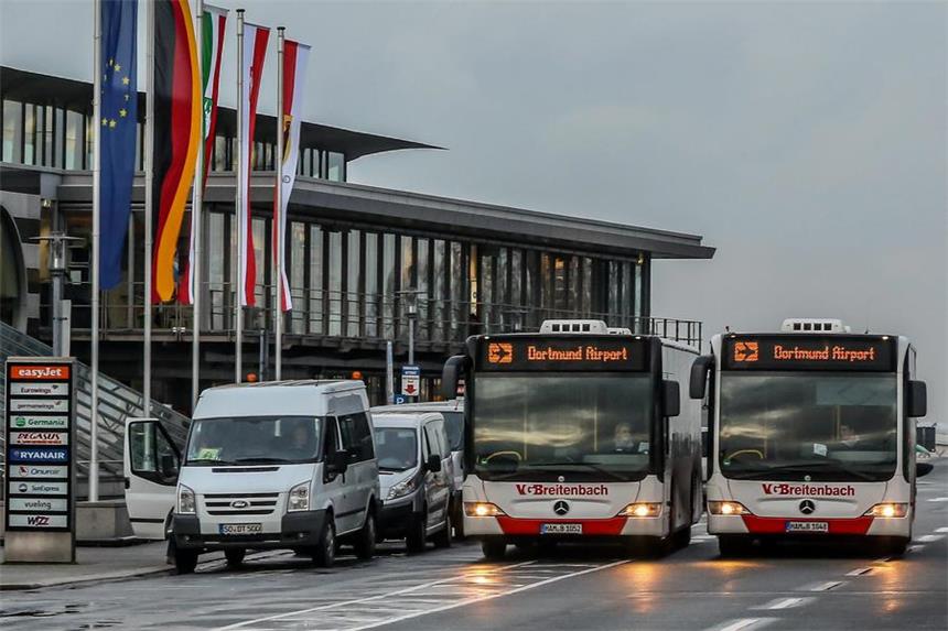 Busse am Flughafen fahren wieder bis 23 Uhr Die Busanbindung des Flughafens am späten Abend sorgt für Diskussionsstoff.
