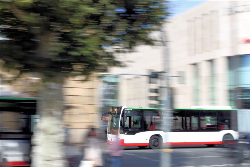 Mit dem Bus zum Impfzentrum: Vestische versichert zuverlässigen Anschluss Die Bushaltestelle „Kreishaus" befindet sich direkt am Recklinghäuser Impfzentrum. Wer gut zu Fuß ist, kann auch andere Haltestellen ansteuern.