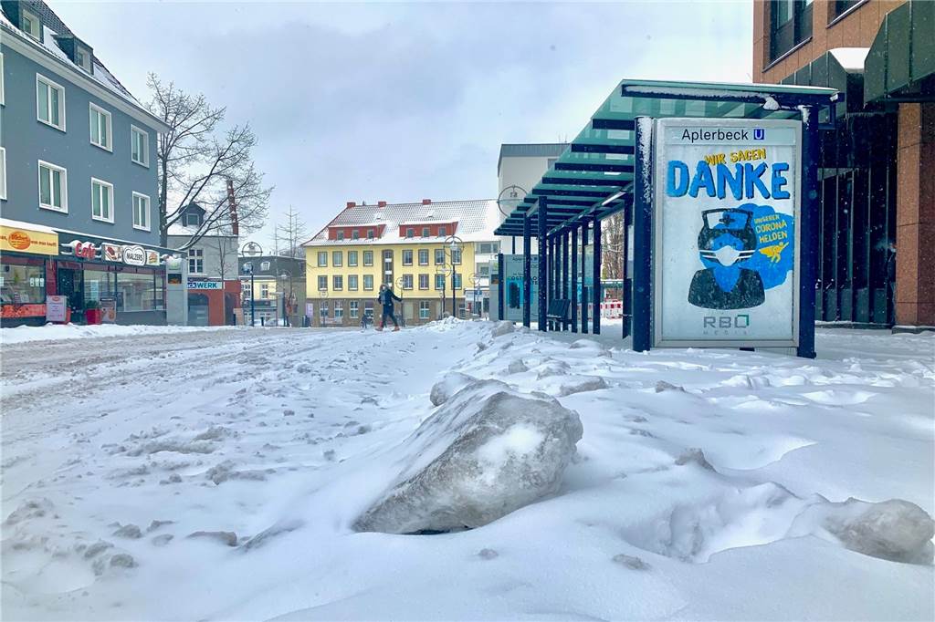 Chaos im Berufsverkehr: Autofahrer mussten auf Schneepflüge warten Die Bushaltestellen, hier im Aplerbecker Ortskern, wirkten wie in Schockstarre.