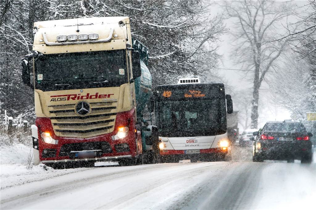 Diese Auswirkungen hat der Schneefall auf Dortmund Die Busse haben besonders im Dortmunder Süden, wie hier in Holzen, und Norden Probleme.