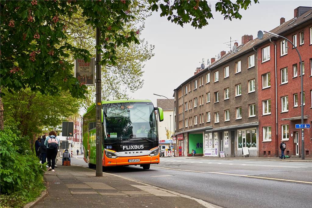 Fernbusbahnhof monatelang verlegt: „Nervig und schwierig zu finden“ Die Busse halten nun an der Grünen Straße hinter der Post.
