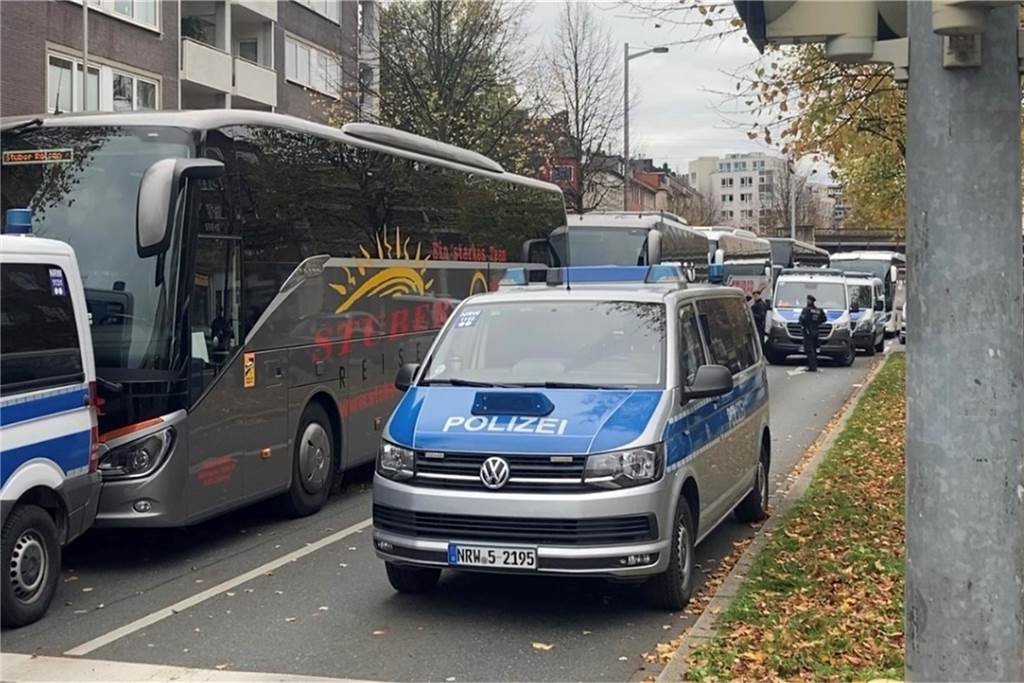 350 VfB-Ultras wollten BVB-Fans angreifen: Polizei verhindert Riesen-Schlägerei Die Busse, in denen die VfB-Fans angereist waren, fuhren am Mittag an der Hohen Straße vor. Unter Polizeigeleit mussten die Stuttgarter damit direkt wieder nach Hause fahren - ins Stadion kamen sie nicht mehr.