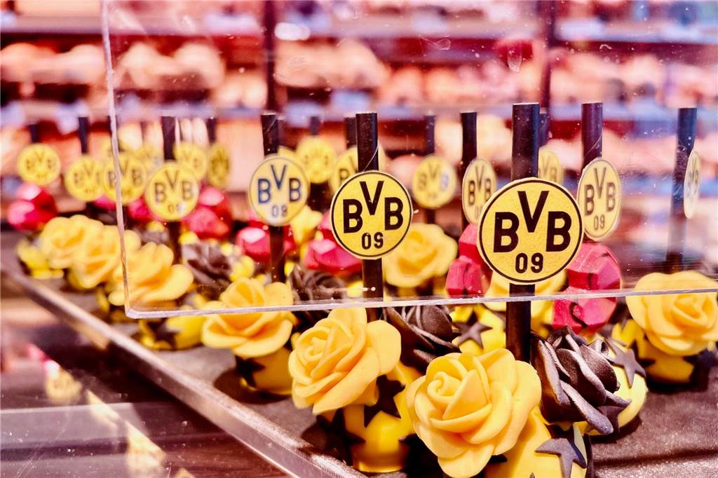 Backparadies plant schwarz-gelbe Leckereien: „Wir glauben an die Meisterschaft“ BVB-Cakepops im Schürener Backparadies