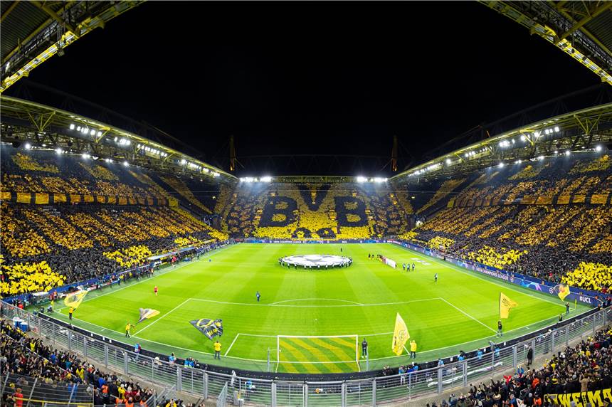 Viele Bilder: Mega-Choreo der BVB-Fans beim Spiel gegen Paris Die BVB-Choreo vor Beginn des Spiels gegen Paris.