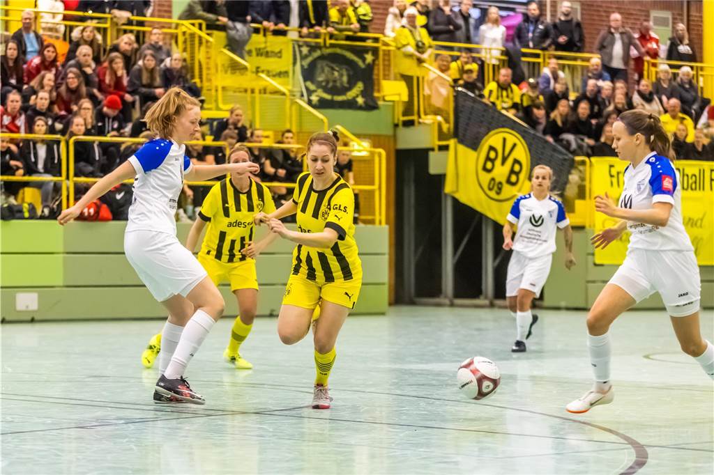 Borussia Dortmund triumphiert beim Hallenmasters der Frauen: Klarer Sieg im Endspiel Die BVB-Damen waren im Finale zumeist einen Schritt schneller als der TV Brechten, der am Ende Zweiter wurde.