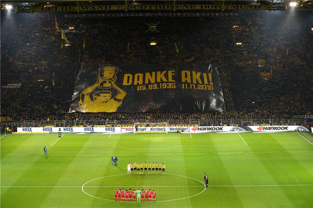 Die BVB-Fans gedenken dem wenige Tage zuvor verstorbenen Alfred „Aki“ Schmidt im November 2016. 276 Mal lief er für Borussia Dortmund auf.
