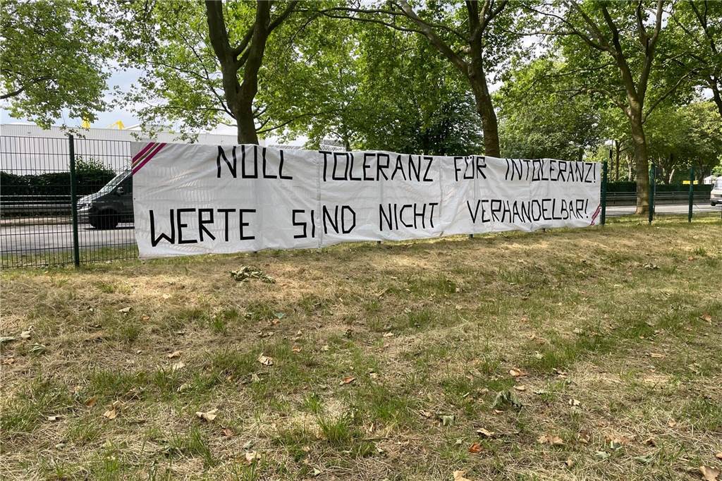 BVB-Geheimtreffen mit Felix Nmecha: Nationalspieler überzeugt Dortmunds Bosse Plakat vor der BVB-Geschäftsstelle