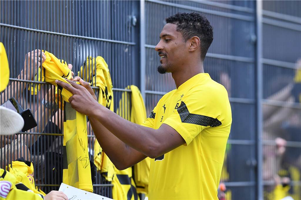 Nächste Stufe zum Comeback: BVB-Angreifer Sebastien Haller reist mit nach Marbella Sebastien Haller schreibt ein Autogramm.