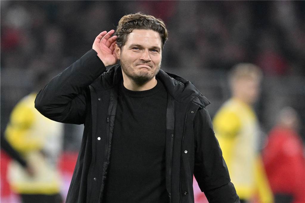 09 Gründe für die BVB-Meisterschaft: Hier trennt sich das Pils vom Weizen Edin Terzic hält seine rechte Hand an sein rechtes Ohr.