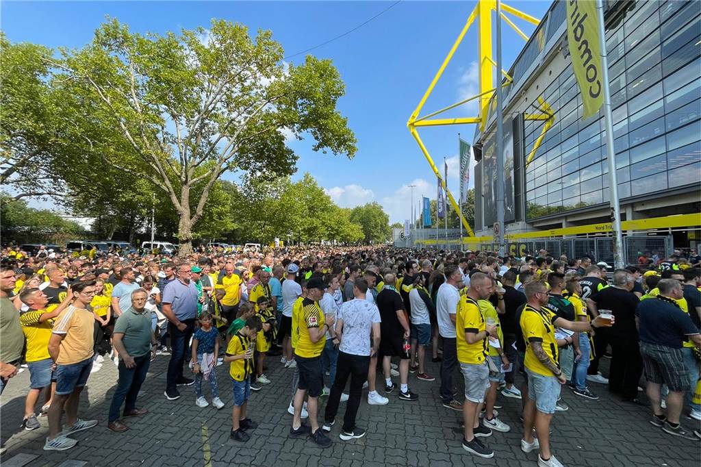 Hauptbahnhof gesperrt: Chaos bei BVB-Spiel bleibt aus – Polizei zieht Fazit Die BVB-Fans warten am Einlass vor der Nordtribüne.