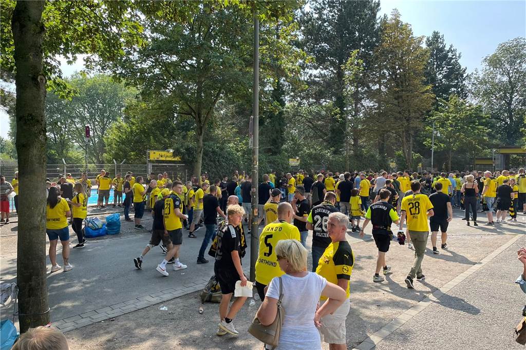 Hauptbahnhof gesperrt: Chaos bei BVB-Spiel bleibt aus – Polizei zieht Fazit Die BVB-Fans warten am Einlass vor der Südtribüne.