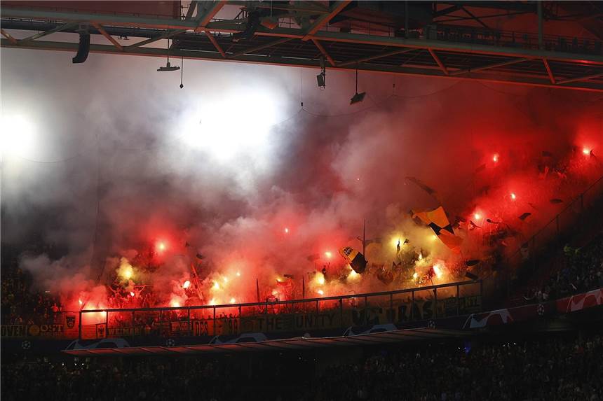 BVB-Ultras zünden Pyro in Amsterdam - Ajax-Stadion komplett vernebelt Die BVB-Fans zündeten in Amsterdam massiv Pyrotechnik.