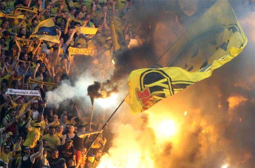 DFB-Kontrollausschuss ermittelt wegen Pyro-Vorfällen Die BVB-Fans zündeten zum Ende der Halbzeit im Olympiastadion reichlich Pyro.