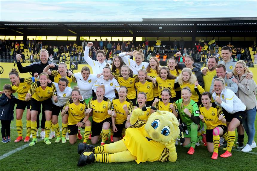 5:0-Sieg: Fußball-Frauen des BVB feiern historischen Titelgewinn in der Premieren-Saison Die BVB-Frauen feiern den Titel.