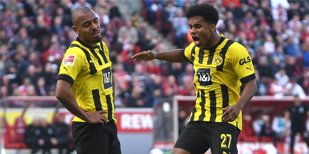 BVB spielt sich kaum Torchancen heraus – Offensive als neue Problemzone Karim Adeyemi diskutiert mit Donyell Malen.