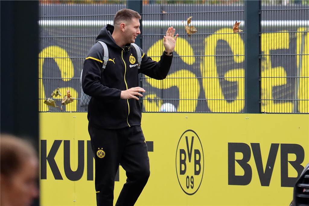 BVB-Kader fürs Champions-League-Spiel gegen Newcastle: Klarheit bei Can, Wolf und Bensebaini Die BVB-Profis auf dem Weg ins Teamhotel.