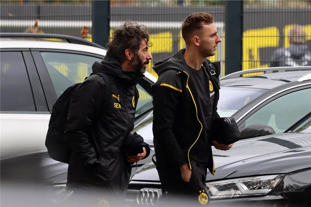 Die BVB-Profis auf dem Weg ins Teamhotel.
