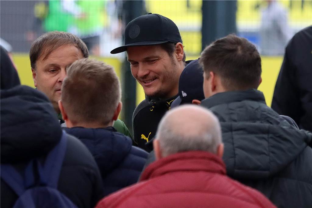 Die BVB-Profis auf dem Weg ins Teamhotel.