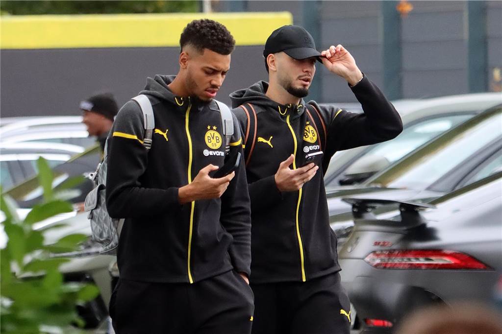 Die BVB-Profis auf dem Weg ins Teamhotel.