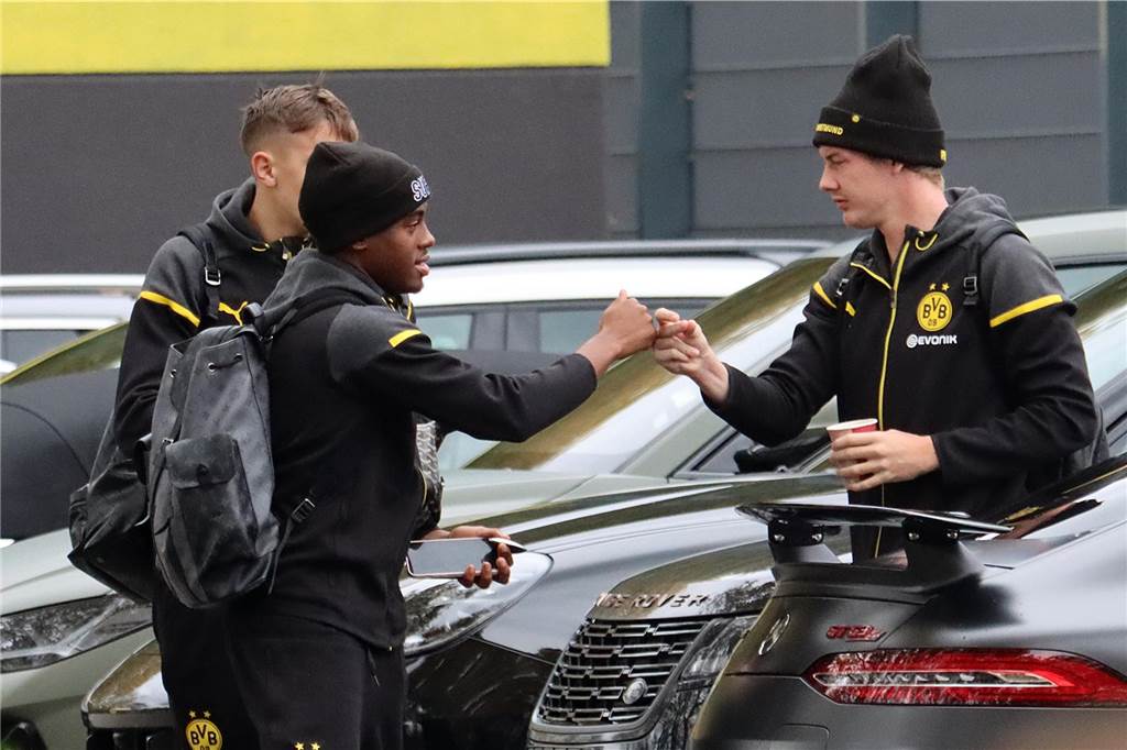 Die BVB-Profis auf dem Weg ins Teamhotel.